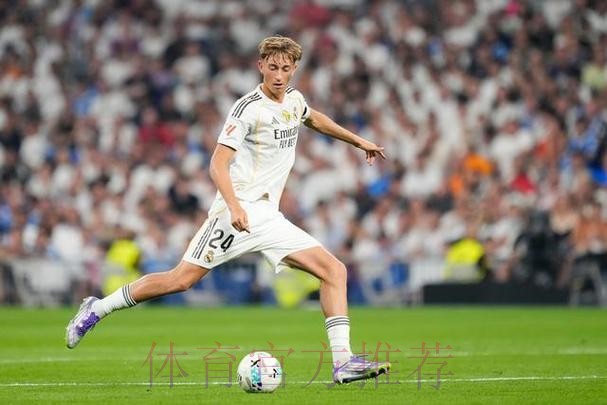 马卡：赫伊森缺乏对抗能力 防守时屡屡陷入被动